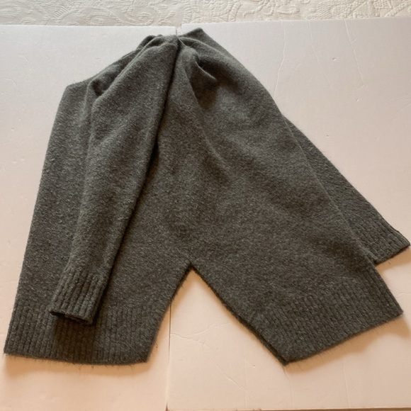 Ann Taylor V Neck Sweater - Picture 6 of 9